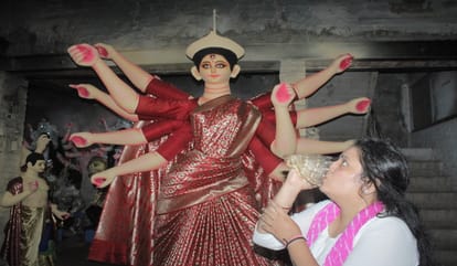 250 साल पुरानी परंपरा: बंगाल के परिवार ने काशी में जगाई दुर्गा पूजा की ज्योति, रजत सिंहासन पर विराजती हैं मां 250 years old tradition Bengali family lights flame of Durga Puja in Varanasi mother sits on silver throne