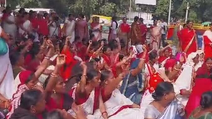 Anganwadi Workers And Assistants Sitting On Strike In Patna Surrounded Raj Bhavan Road Patna 6920