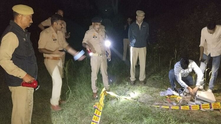 Encounter in Rampur: पशु तस्करों की पुलिस से मुठभेड़, दोनों के पैर में लगी गोली, हथियार और अन्य सामग्री बरामद