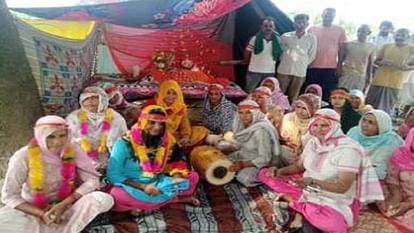 Amroha: कूबी में महिलाओं का अनोखा आंदोलन, माता की चौकी सजाई फिर किया कीर्तन, बाद में मुआवजे के लिए भूख हड़ताल Amroha: Unique movement women Kubi, decorated Mata ki Chowki, hunger strike compensation