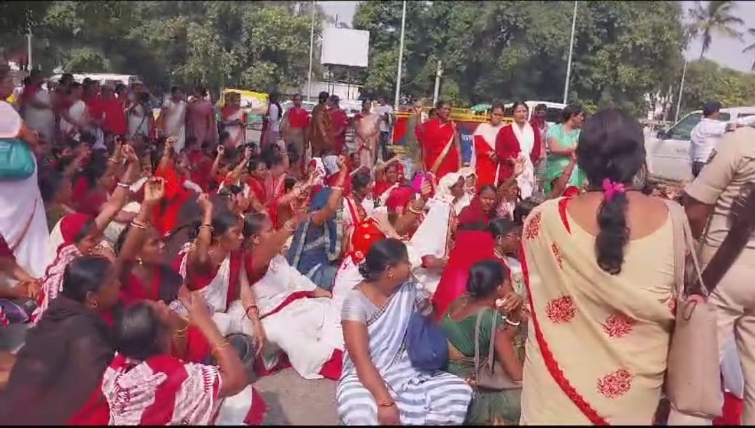 Anganwadi workers and assistants sitting on strike in Patna, surrounded Raj Bhavan Road, Patna Police, Bihar