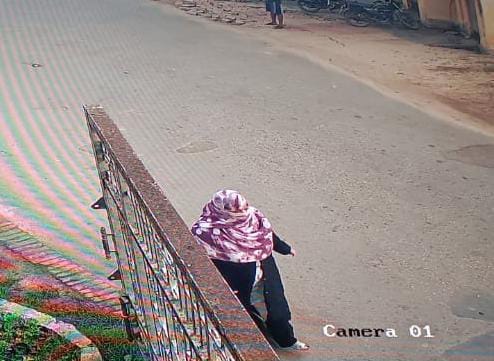 Case of finding a child in BHU A woman wearing a burqa threw the child in the campus, picture captured in CC