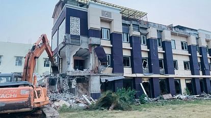 UP: कब्रिस्तान की जमीन पर बने बसपा नेता के होटल पर गरजा बाबा का बुलडोजर, 20 करोड़ की बिल्डिंग मिट्टी में मिली BSP leader hotel demolished built on graveyard land in Farrukhabad bulldozer RUN