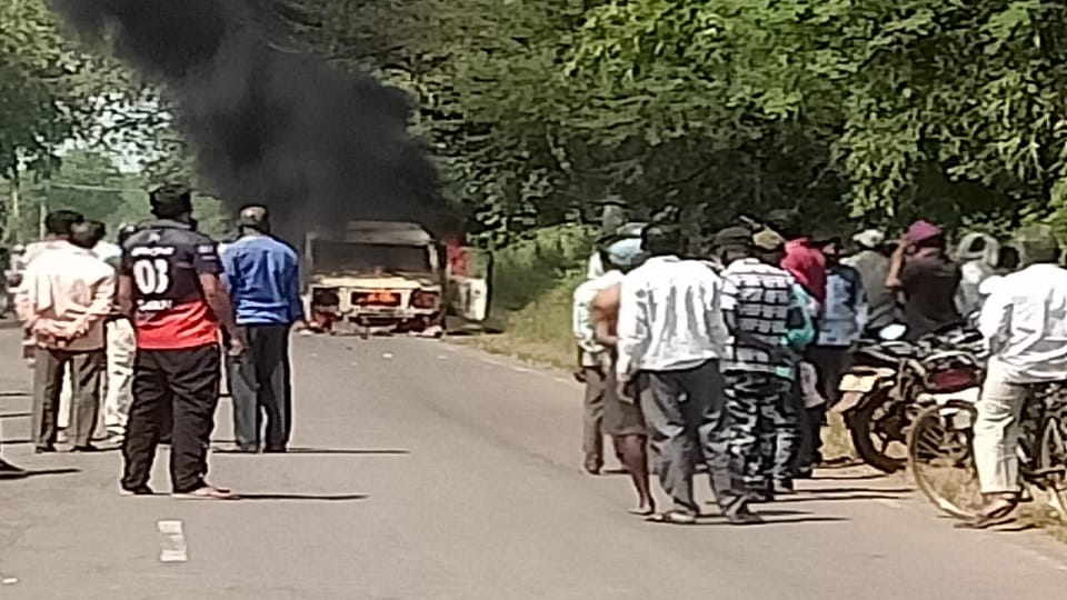 चलती गाड़ी में आग लगने से मचा हड़कंप