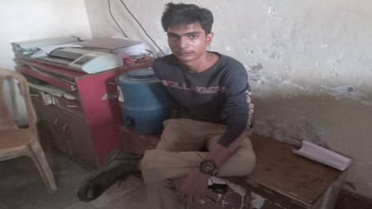 Etah: एक और फर्जी आरक्षी धरा गया, वर्दी की रौब दिखाकर दुकान पर वसूली कर रहा था; पूछताछ में बिगड़ी तबीयत Police arrested another fake constable in Etah