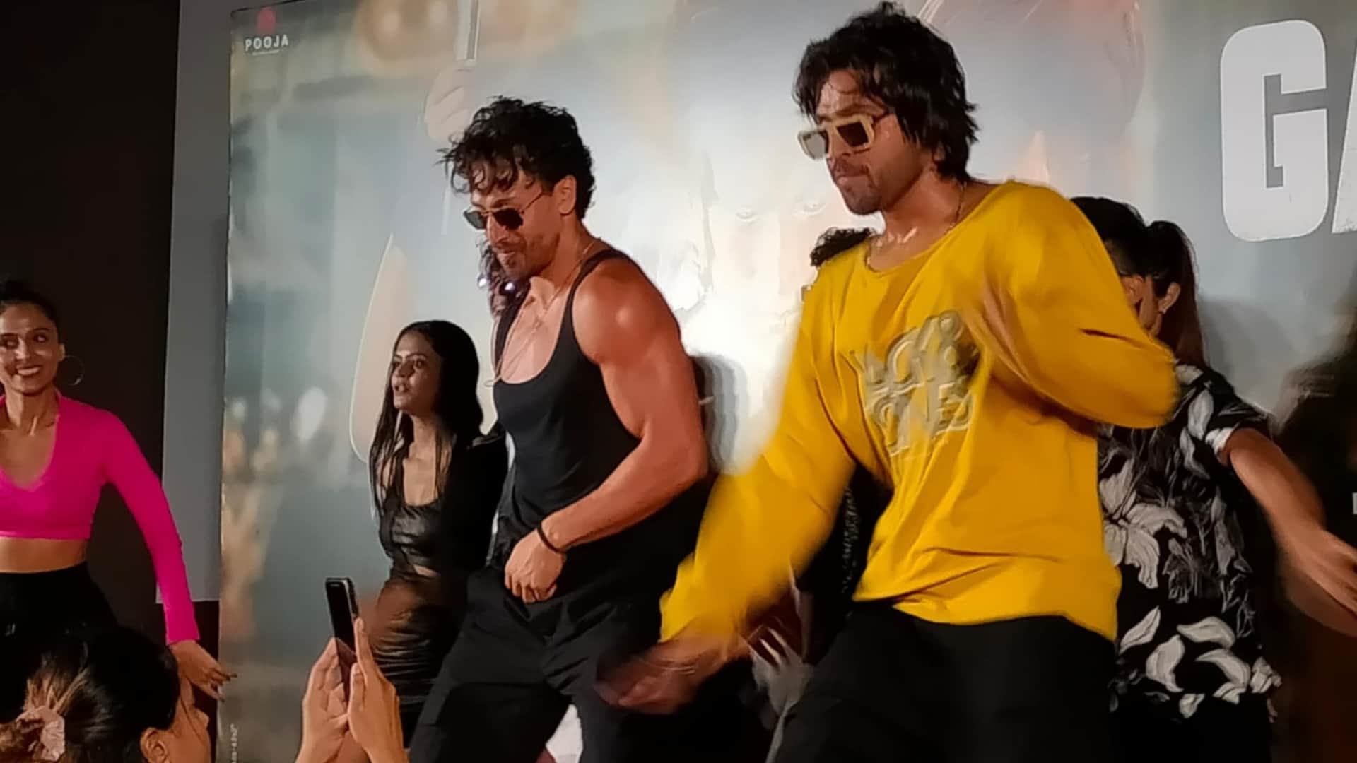 Ganapath Sara Zamana crowd reached the function of Vashu Bhagnani Tiger Shroff Kriti Film but event spoiled