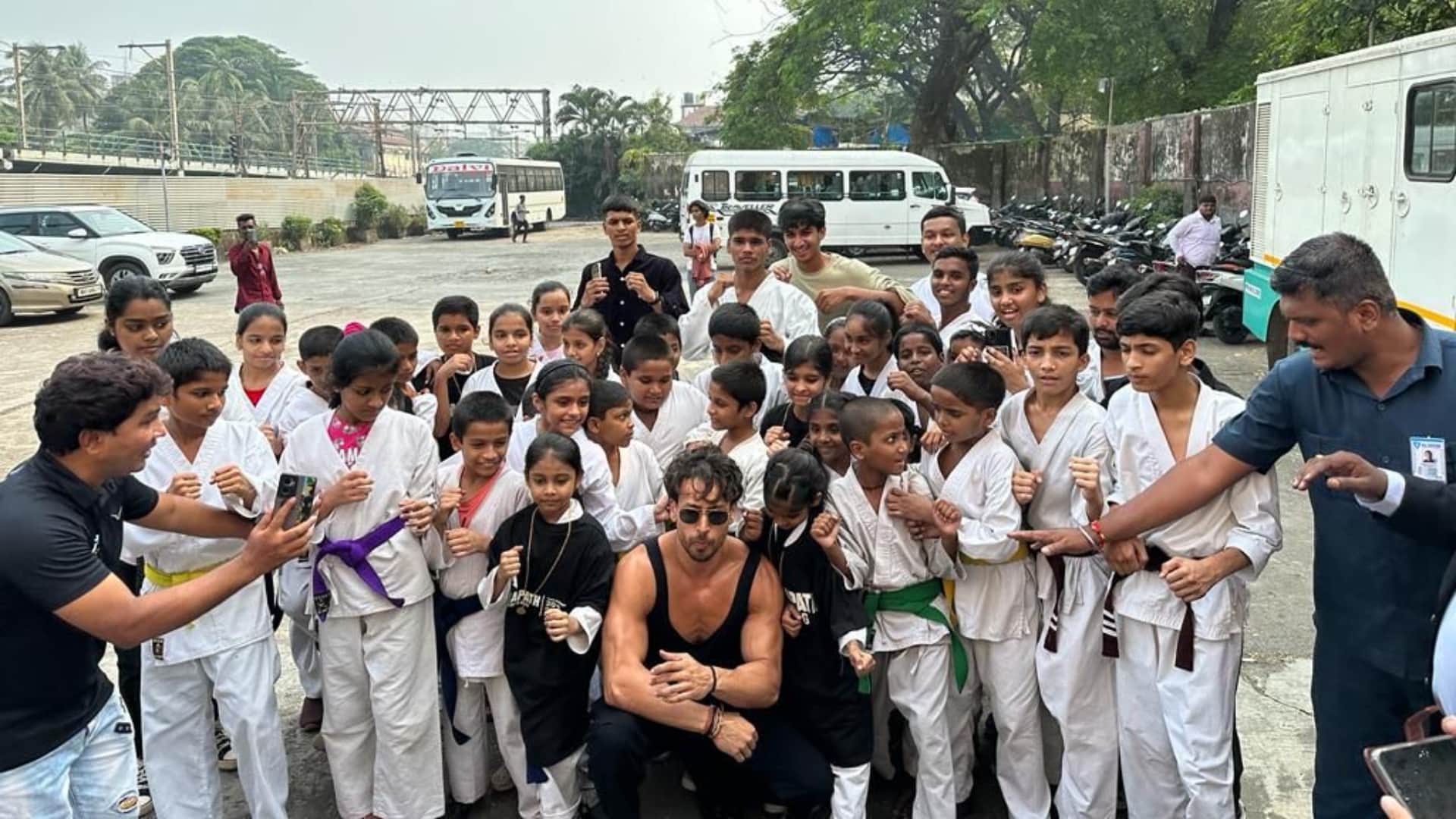 Ganapath Sara Zamana crowd reached the function of Vashu Bhagnani Tiger Shroff Kriti Film but event spoiled