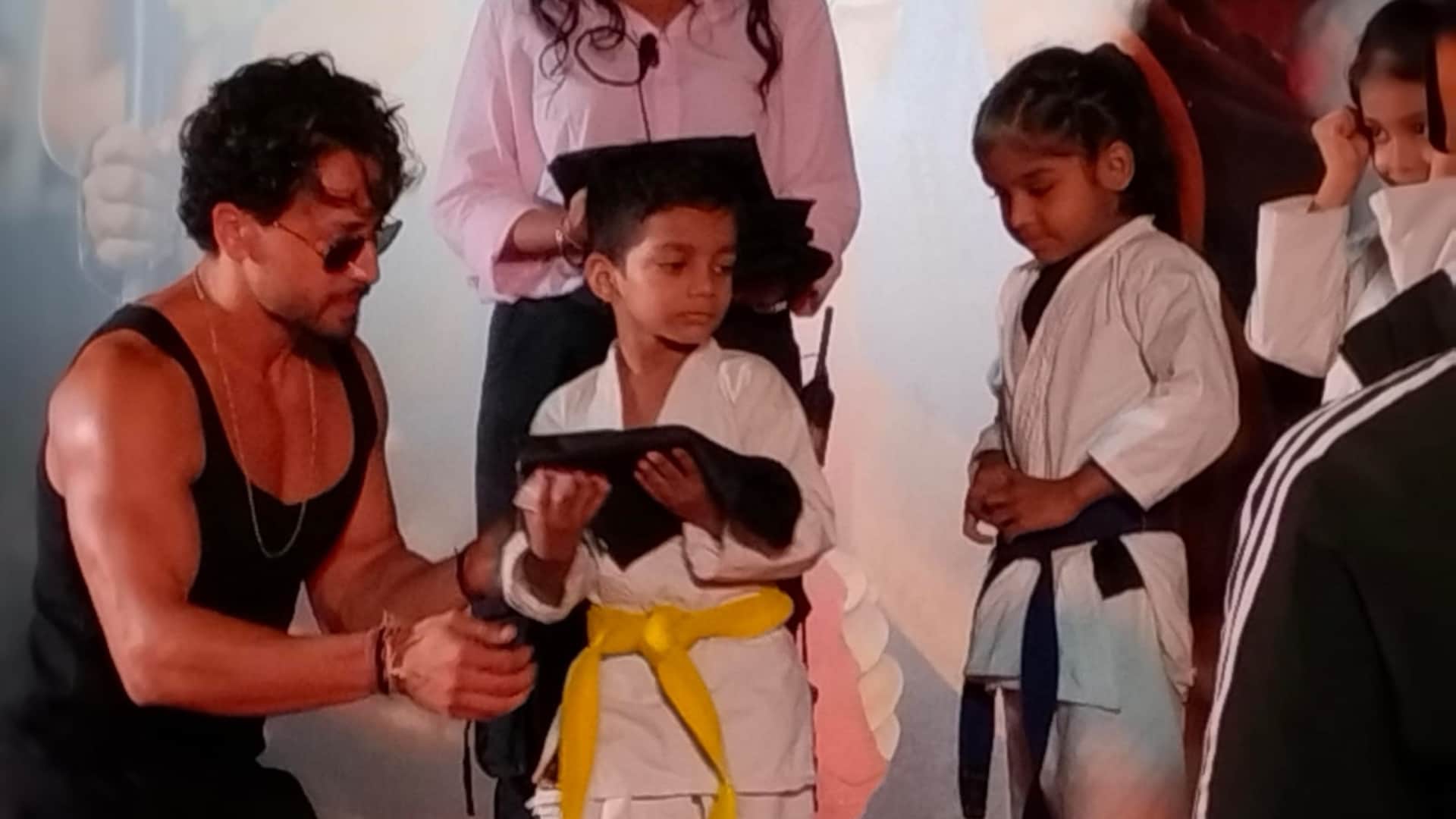 Ganapath Sara Zamana crowd reached the function of Vashu Bhagnani Tiger Shroff Kriti Film but event spoiled