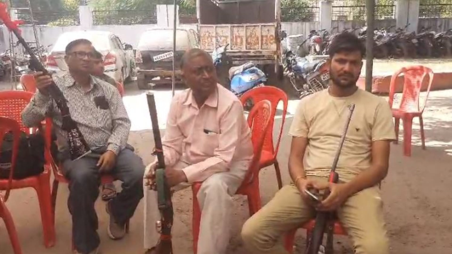 बंदूक जमा कराने के लिए थाने पर बैठे हुए लोग