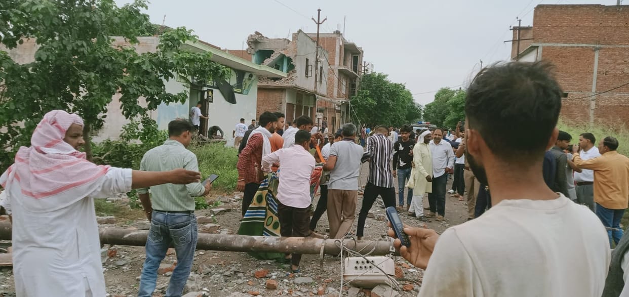 explosion shook the area, several explosions took place one after the other in the house, five injured