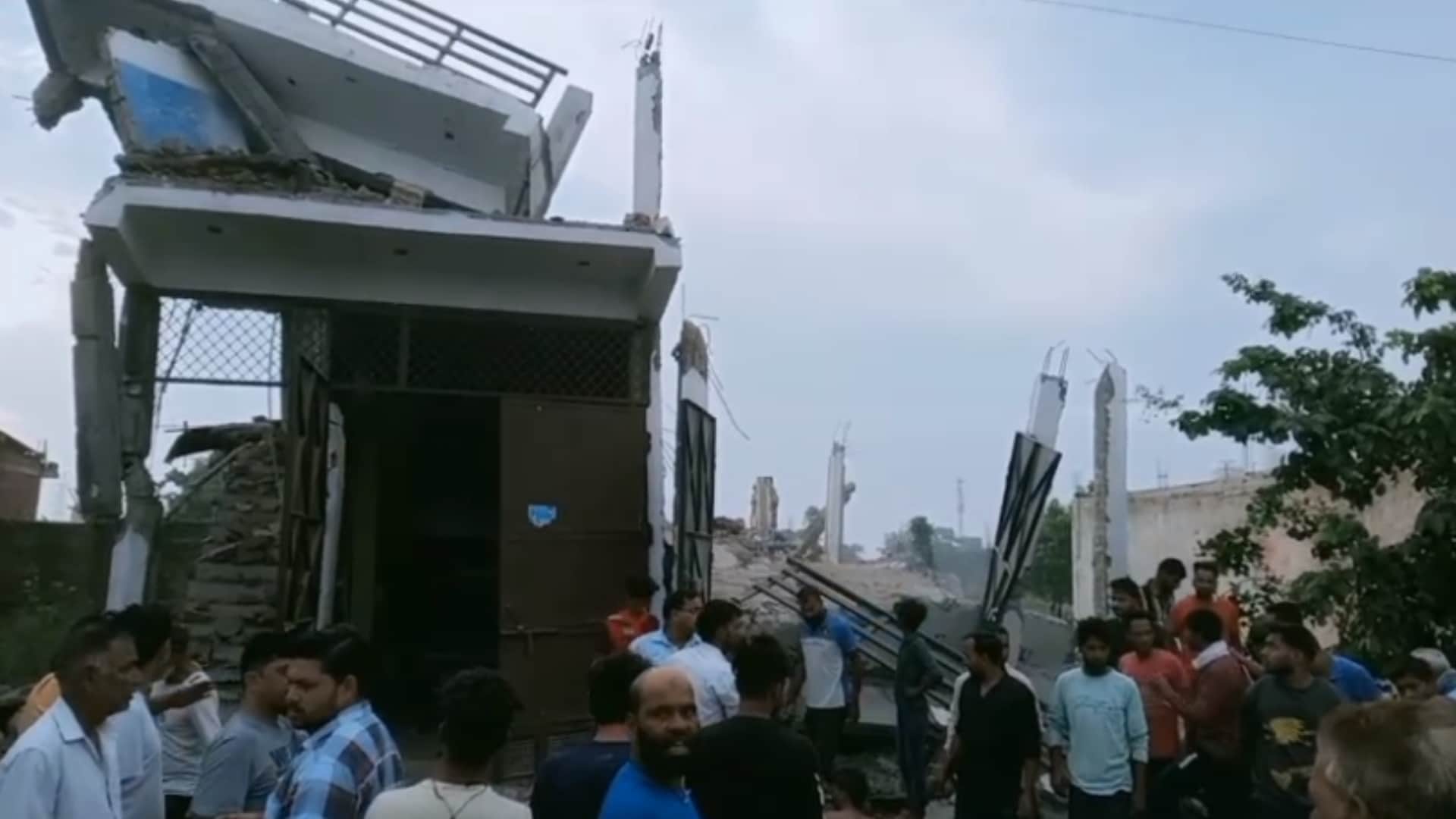 explosion shook the area, several explosions took place one after the other in the house, five injured