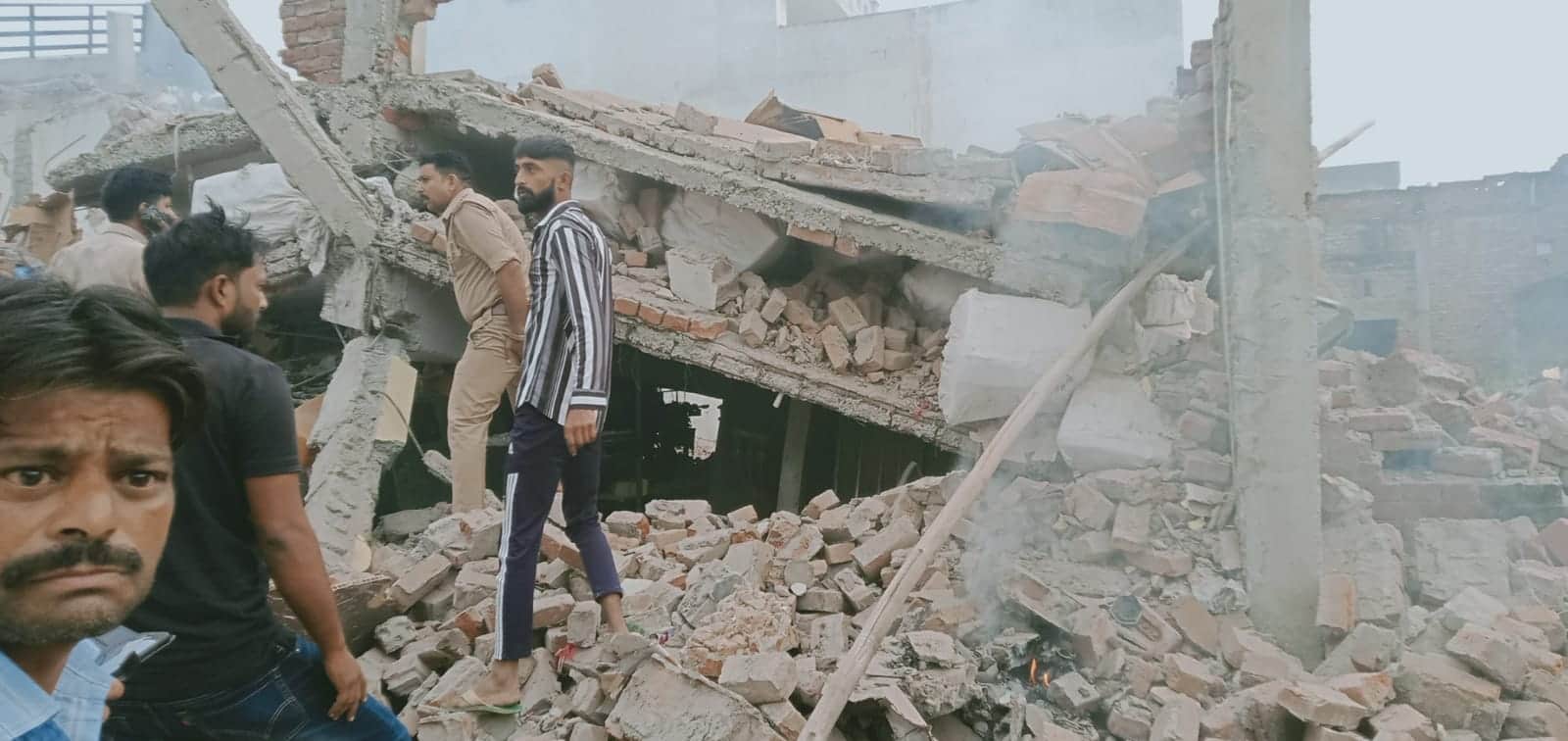 explosion shook the area, several explosions took place one after the other in the house, five injured