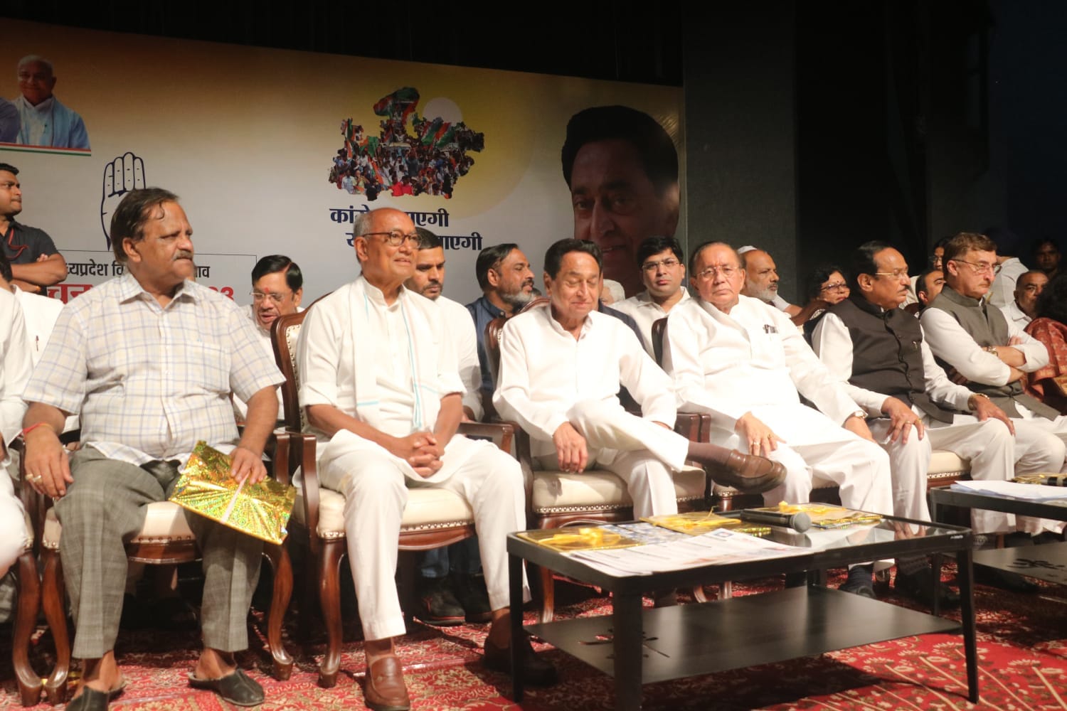 कांग्रेस ने अपना वचन पत्र जारी किया