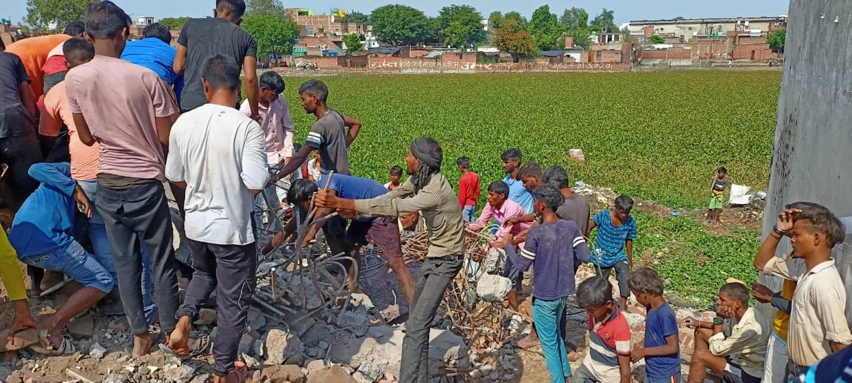 BSP leaders hotel demolished: Big negligence! Loot of rebar, copper etc. coming out of the debris, SDM has tak