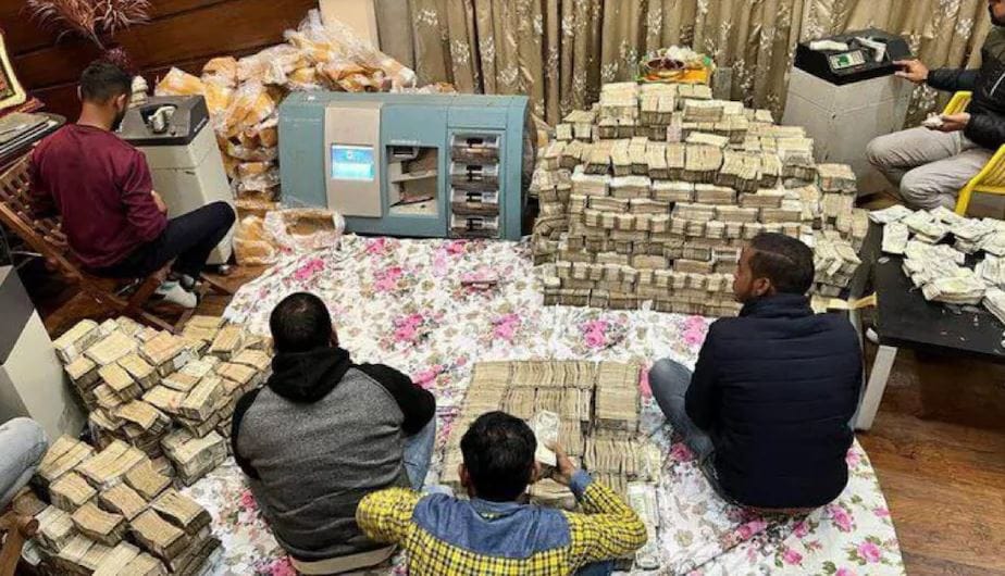 Income tax Raid: Income tax raid in Varanasi creates stir, police team present at bullion trader's house