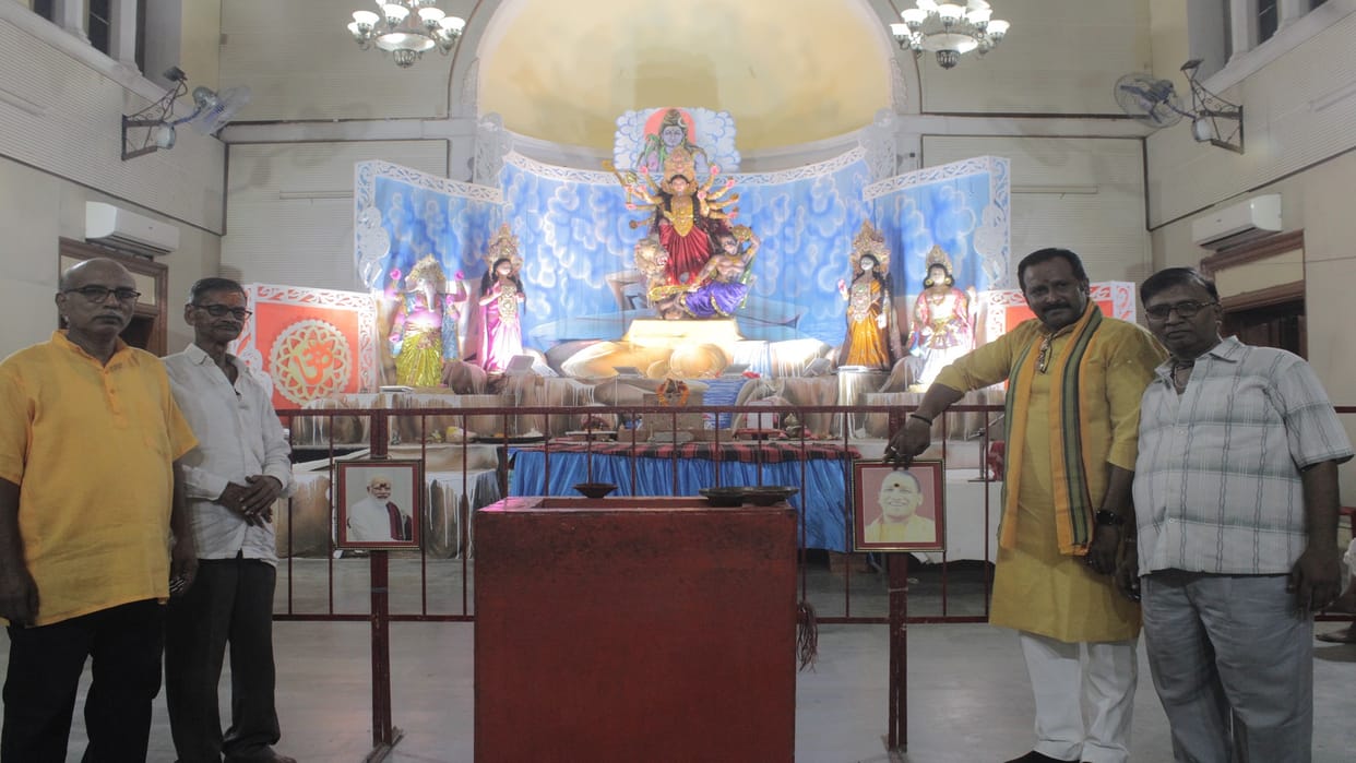 Pictures of PM modi and CM yogi were put in Durga Pandal, organizers told why this initiative?