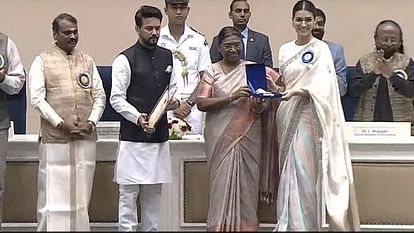 National Film Awards 2023 Allu Arjun Alia Bhatt Kriti Sanon actors awarded by prsident Droupadi Murmu pics