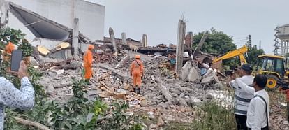 Meerut: फैक्टरी में विस्फोट की लखनऊ तक गूंज, CM योगी ने लिया संज्ञान, ATS को जांच में मिली विस्फोटक सामग्री Explosion in Factory in Meerut, Four Killed, six Injured after blast in Soap and Fireworks factory