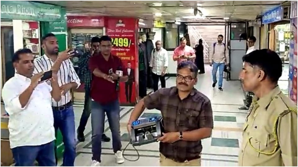One crore rupees and one kg gold found in the locker of Ganpati Plaza in Jaipur IT Raid