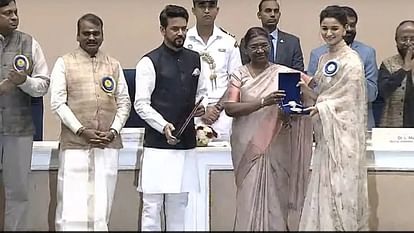 National Film Awards 2023 Allu Arjun Alia Bhatt Kriti Sanon actors awarded by prsident Droupadi Murmu pics