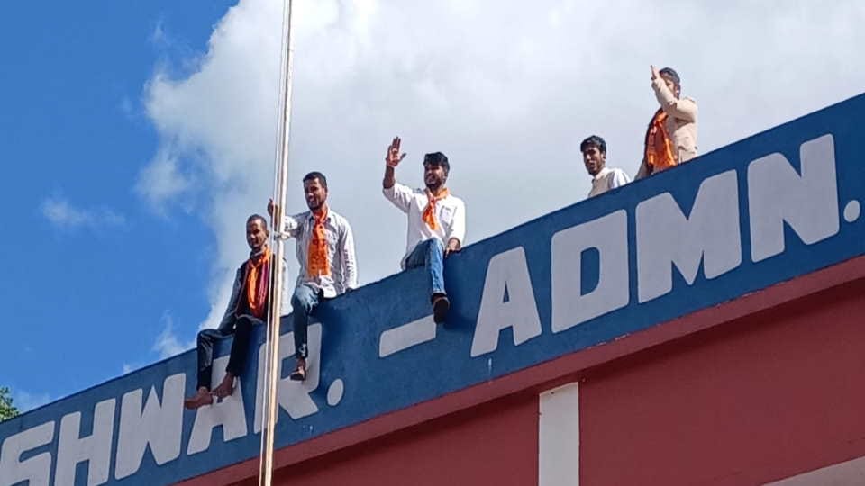 Uttarakhand Chamoli News students climbed onto roof of college with petrol Amidst agitation