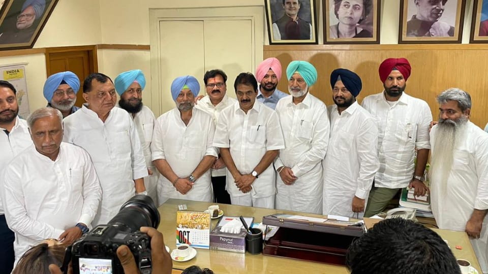 Resignation of four district presidents of Congress in opposition to leaders who returned from BJP
