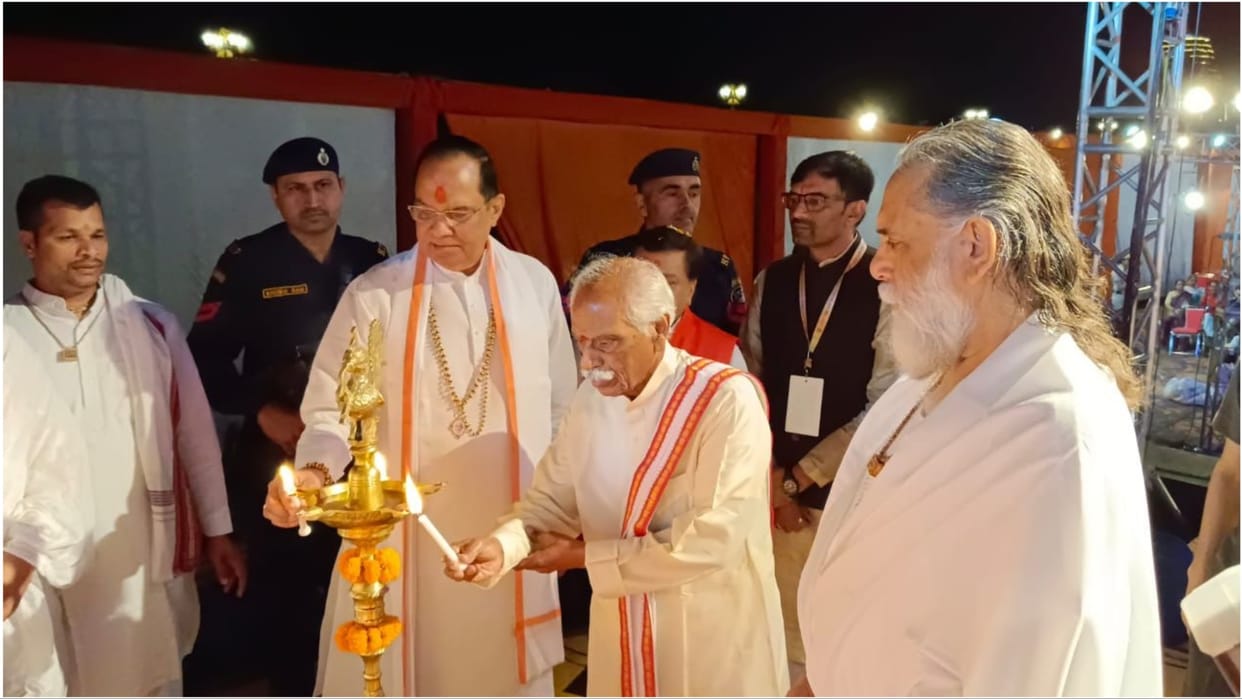Governor arrived as the chief guest at the International Ramlila organized at Geeta Gyan Sansthanam