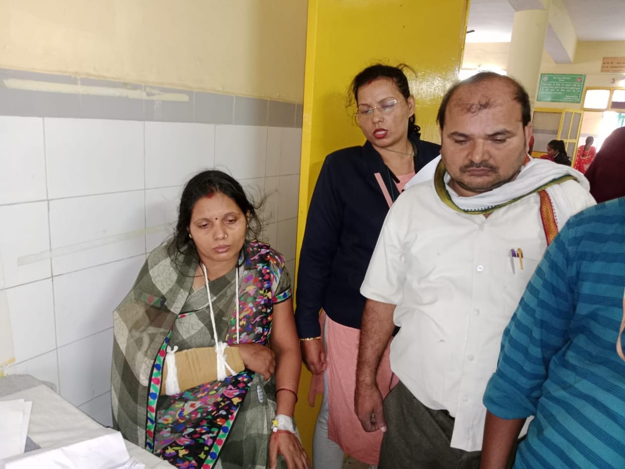 child was scolded for stealing slippers, the family members entered the school and beat the teachers