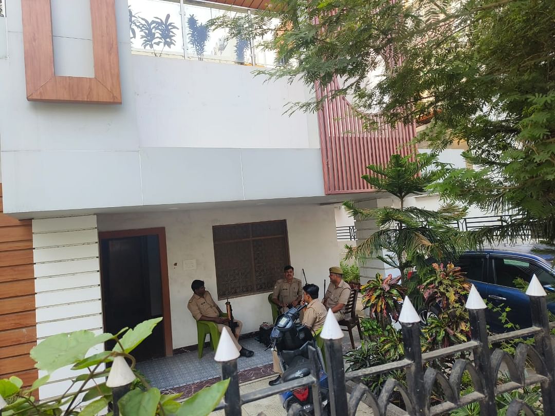 Income tax Raid: Income tax raid in Varanasi creates stir, police team present at bullion trader's house