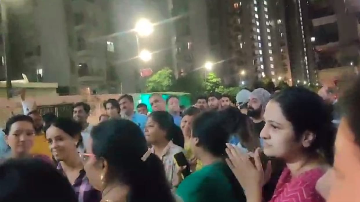 People of 14 Avenue Society in Greater Noida Gaur City 2 blocked road due to lack of water