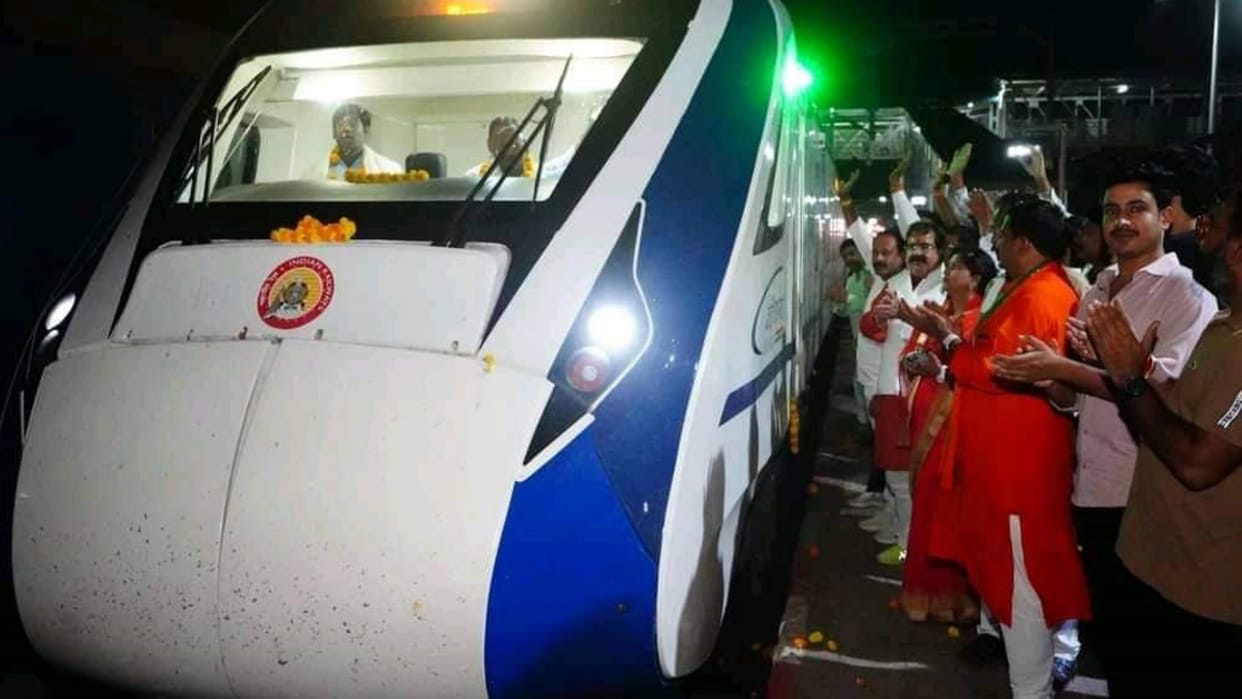 Satna Complaint of violation of code of conduct against MP Ganesh Singh for garlanding pilot