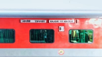 Shramjeevi Express reached Bareilly Junction 12 hours late