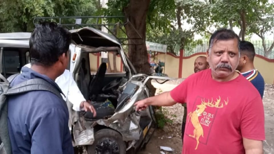 Mini bus of private school collides with school van in Delhi six students and van driver injured
