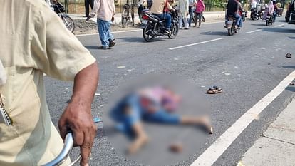 वाराणसी में दर्दनाक सड़क हादसा: दंपती सहित चार की मौत, ट्रक के नीचे फंसी बाइक सौ मीटर तक घिसटती रही Tragic road accident in Varanasi: Four including couple killed, bike stuck under truck kept dragging