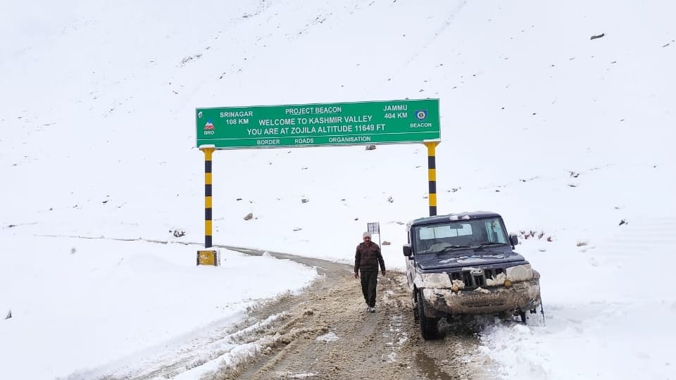 jammu kashmir Weather news: Rain and snowfall continues Jammu Srinagar highway halted schools closed in ramban