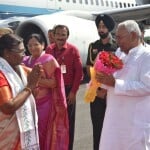 राष्ट्रपति का स्वागत करते सीएम नीतीश कुमार।