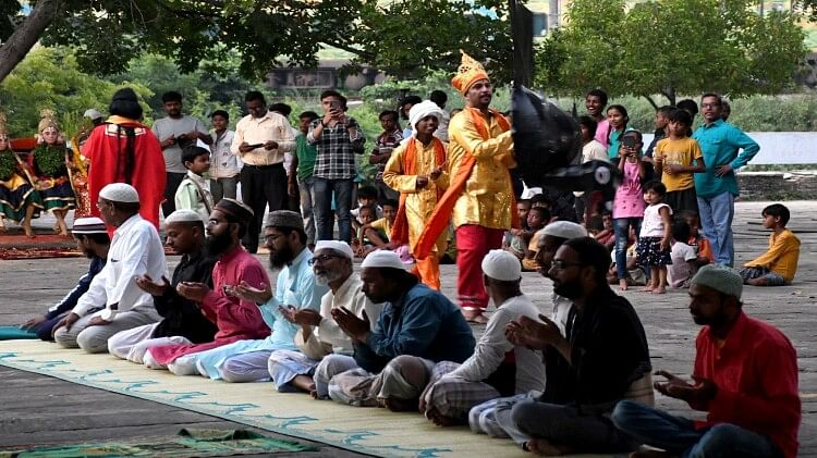 खुश करने वाली तस्वीर: एक तरफ मानस की चौपाई तो दूसरी तरफ पढ़ीं जा रही थी आयतें, गंगा जमुनी तहजीब की छलक