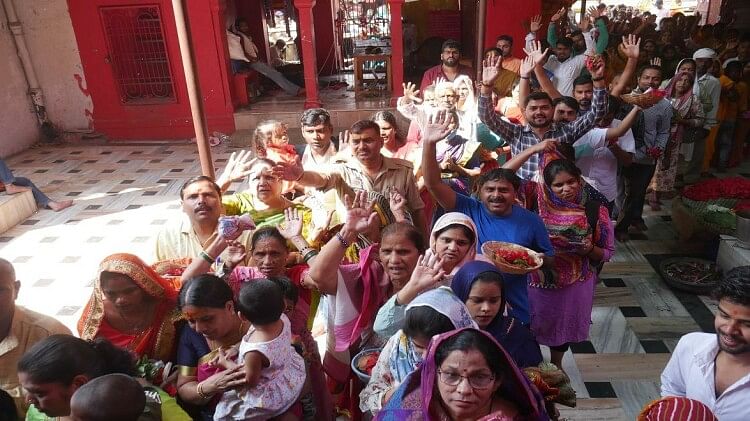 Navratri: नवरात्र की चतुर्थी पर माता कूष्मांडा के दरबार में श्रद्धा का सैलाब, भक्तों ने यंत्र के किए दर्शन