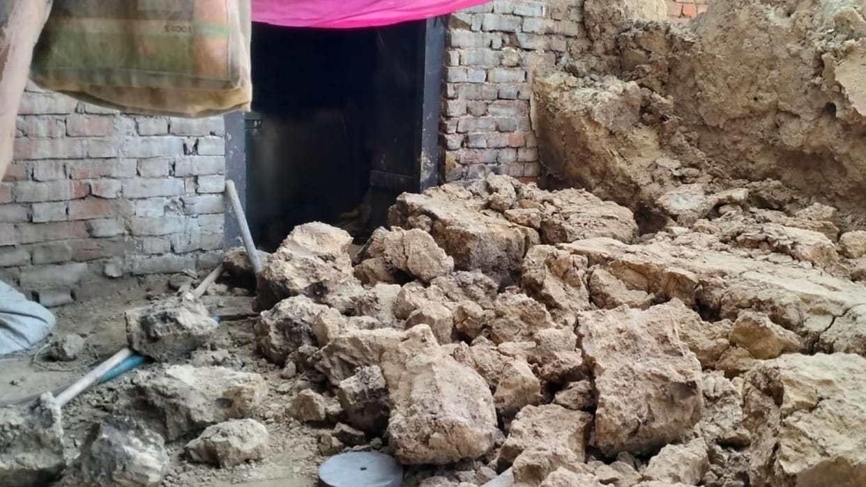 A small girl died when a wall collapsed in Ramnagar kotwali in Barabanki.