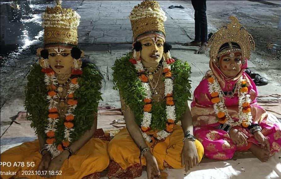 Ramnagar Ki Ramlila: Electric bulbs are used in Ramlila of Ramnagar, female characters also play a role