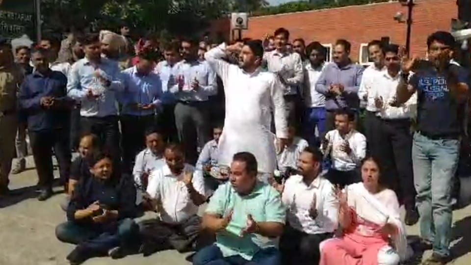 Chandigarh Mayor with councilors protest outside UT Secretariat over closure of registration of two-wheelers