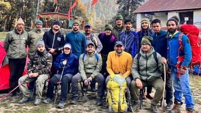 Chamoli: 60 किमी ट्रैकिंग कर रूपकुंड पहुंचे ये डीएम, इसी जगह मिले थे 10 फीट लंबे नरकंकाल...जाना लोगों का हाल DM Himanshu Khurana reached Roopkund after trekking 60 km male skeleton was found at this place Chamoli