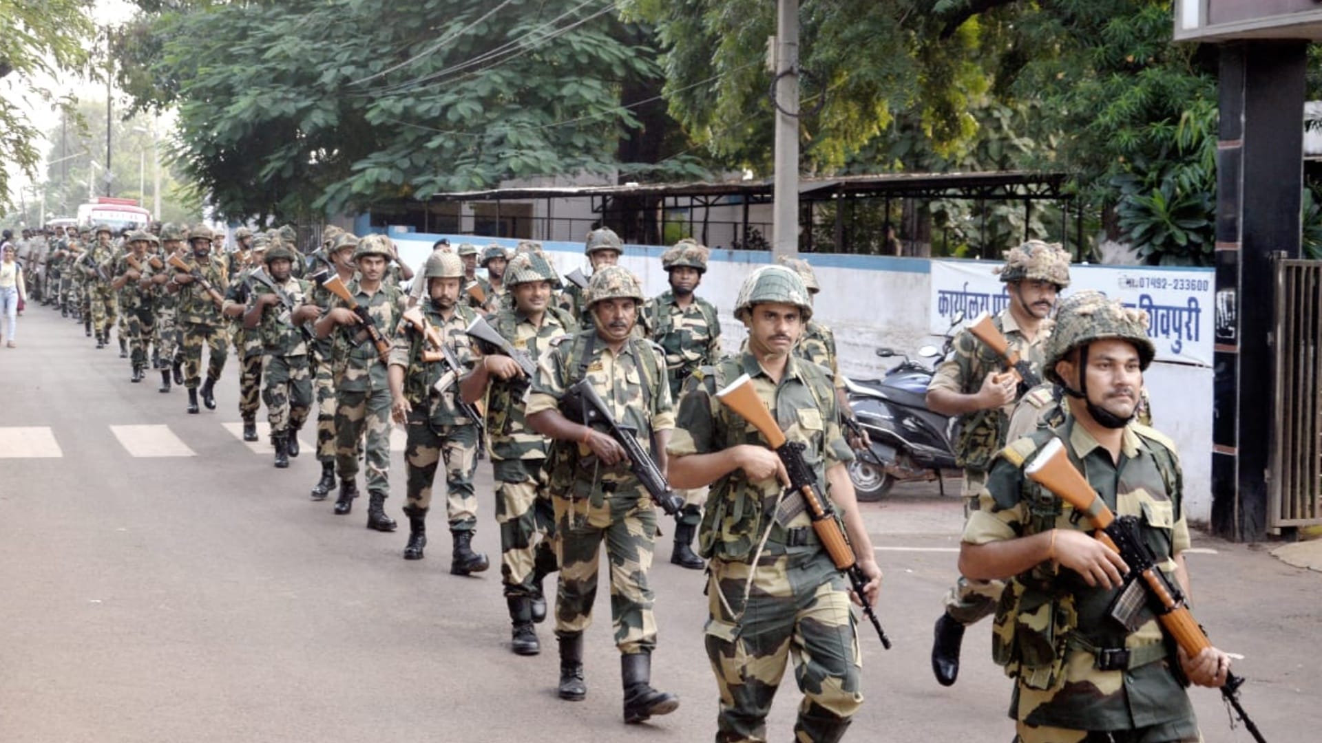 फ्लैग मार्च करते बीएसएफ के जवान