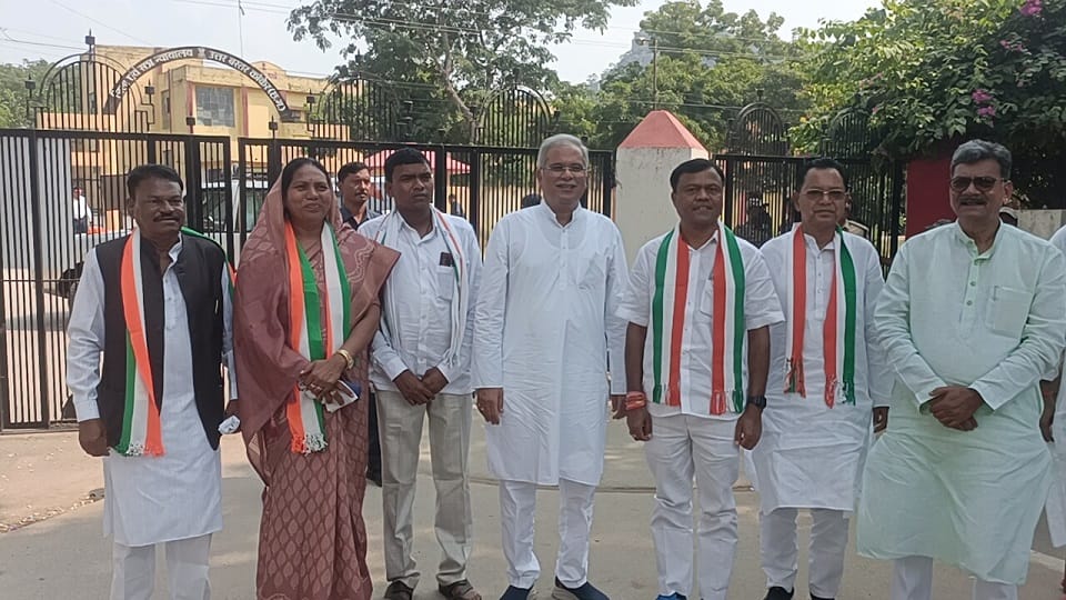 कांकेर में काग्रेस के प्रत्याशियों ने किया नामांकन
