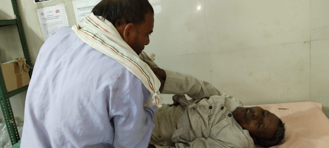 Mahoba Accident, Auto filled with devotees collides with bike and overturns, one dead and six including couple
