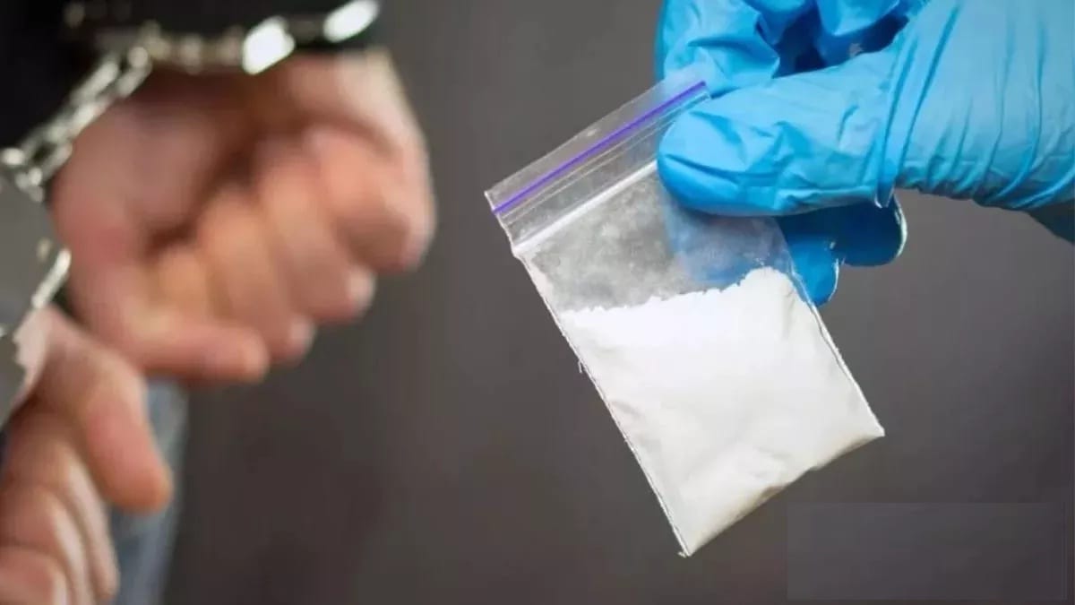 When Khas was picked up in drug smuggling, inspectors of two police stations came face to face, read the whole