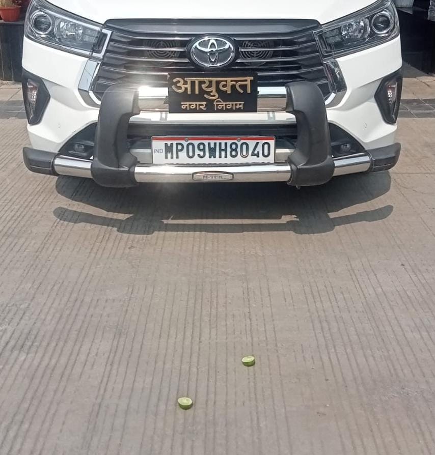Indore: Cut lemon and throw it in front of Indore Municipal Commissioner's car, complaint lodged in police sta
