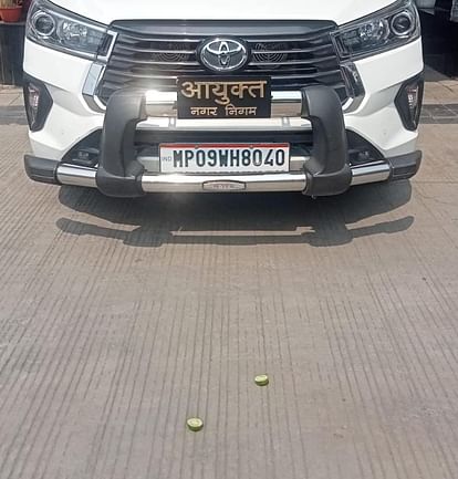 Indore:इंदौर निगमायुक्त की कार के सामने नींबू काटकर फेंके, थाने में की शिकायत Indore: Cut lemon and throw it in front of Indore Municipal Commissioner's car, complaint lodged in police sta