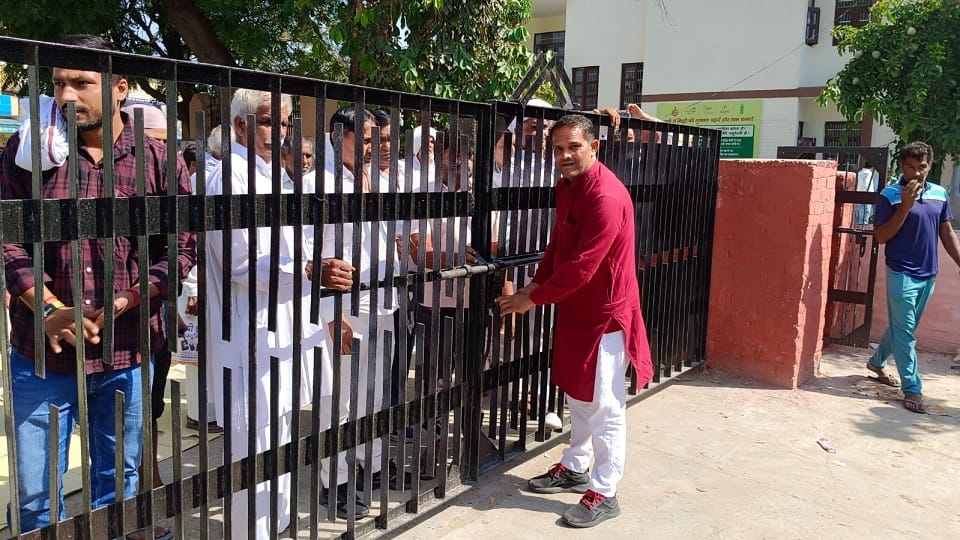 Farmers disappointed due to non purchase of paddy for four days in Sonipat, market gate locked in Gannaur