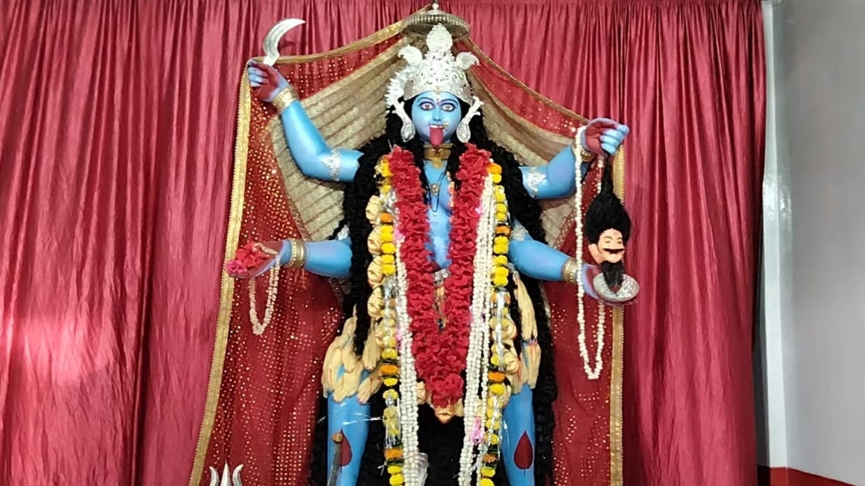 Damoh: Mahakali is adorned with 12 kg gold jewellery, soldiers are deployed for security